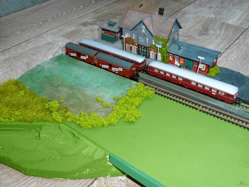 225 Berglenn Bahnhof.JPG - Betrieb in Berglenn: Frachtstückgut wird umgeschlagen und ein Triebzug ETA150 steht auf Gleis 1